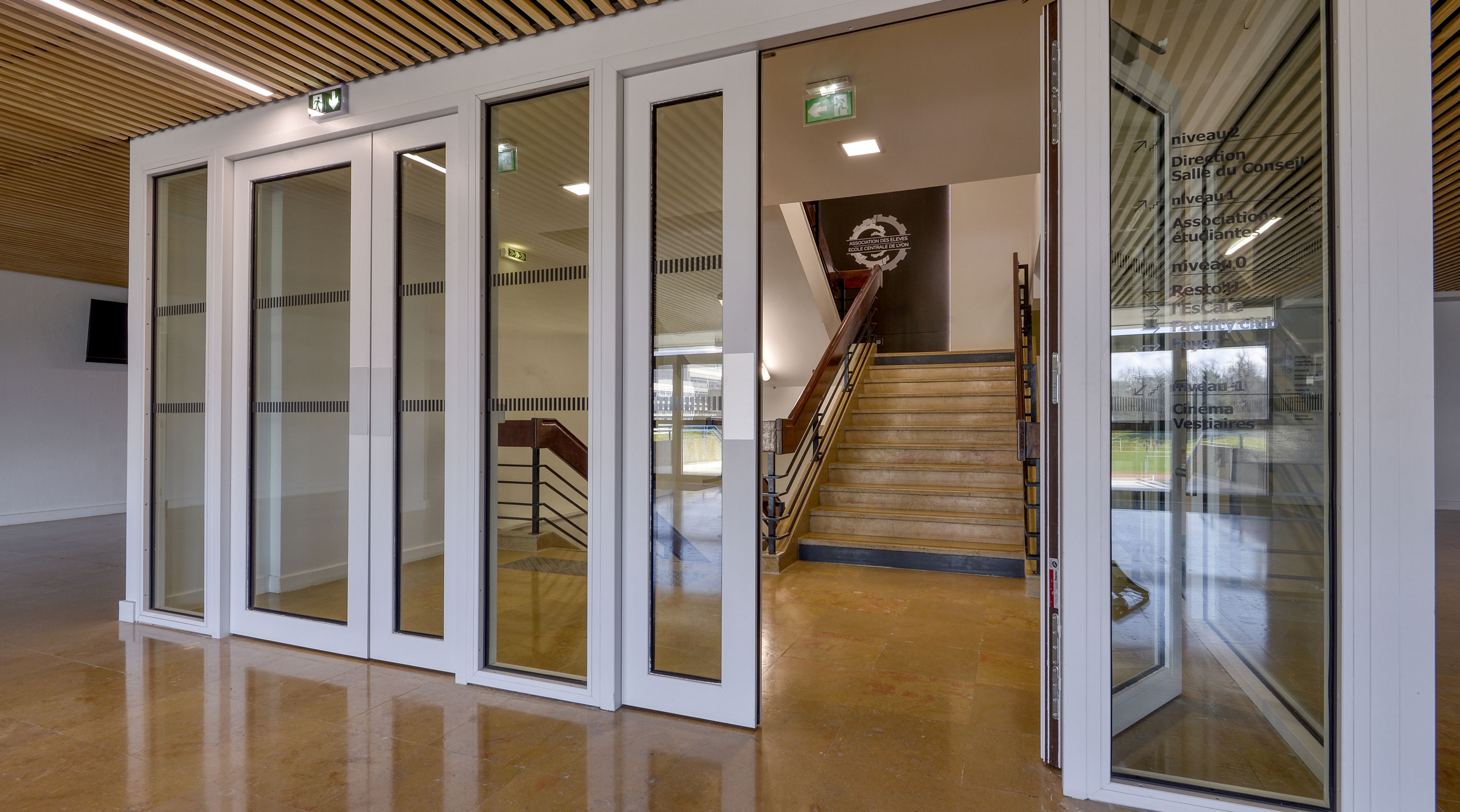 Slide sur la réalisation Ecole Centrale sur la page d'accueil de la Miroiterie du Rhône