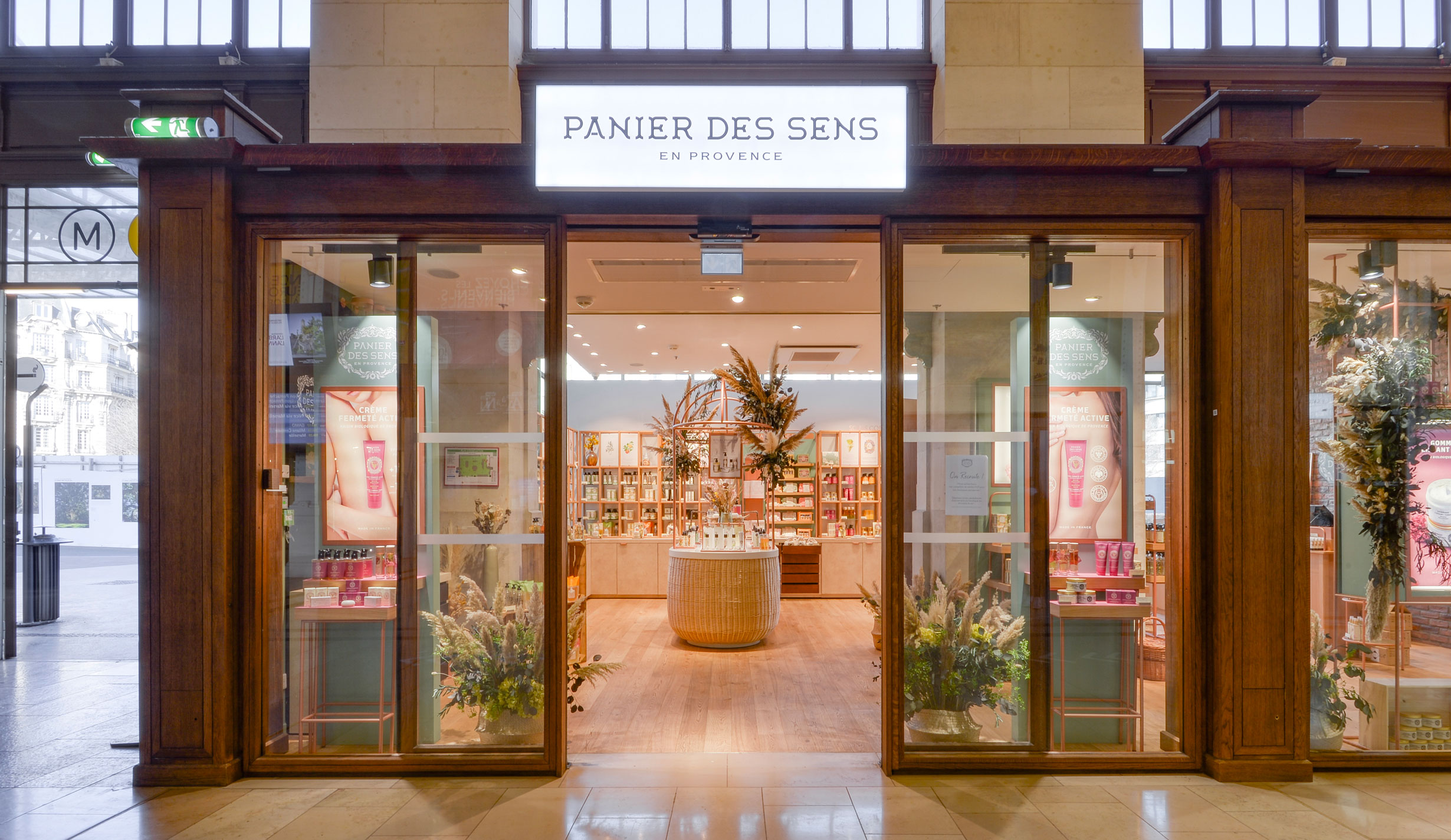 Enseigne vitrée sur chassis bois de la boutique Panier des Sens en Provence à Paris