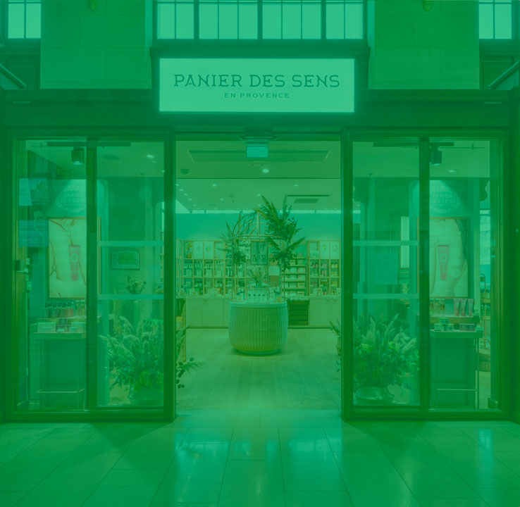 Enseigne vitrée de la boutique parisienne Panier des Sens en Provence