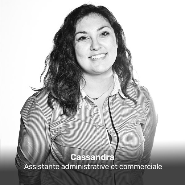 Cassandra, assistante administrative et commerciale à la Miroiterie du Rhône