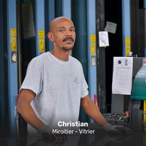 Christian miroitier vitrier à la Miroiterie du Rhône