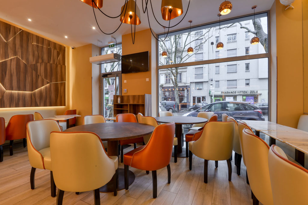 Vitrine intérieure en menuiserie aluminium pour le restaurant Bozen