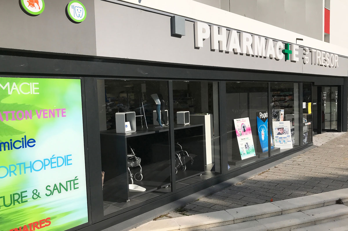 Vitrine de magasin en verre par la Miroiterie du Rhône