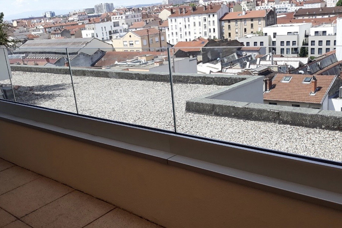 Garde-corps en verre pour un balcon par la Miroiterie du Rhône