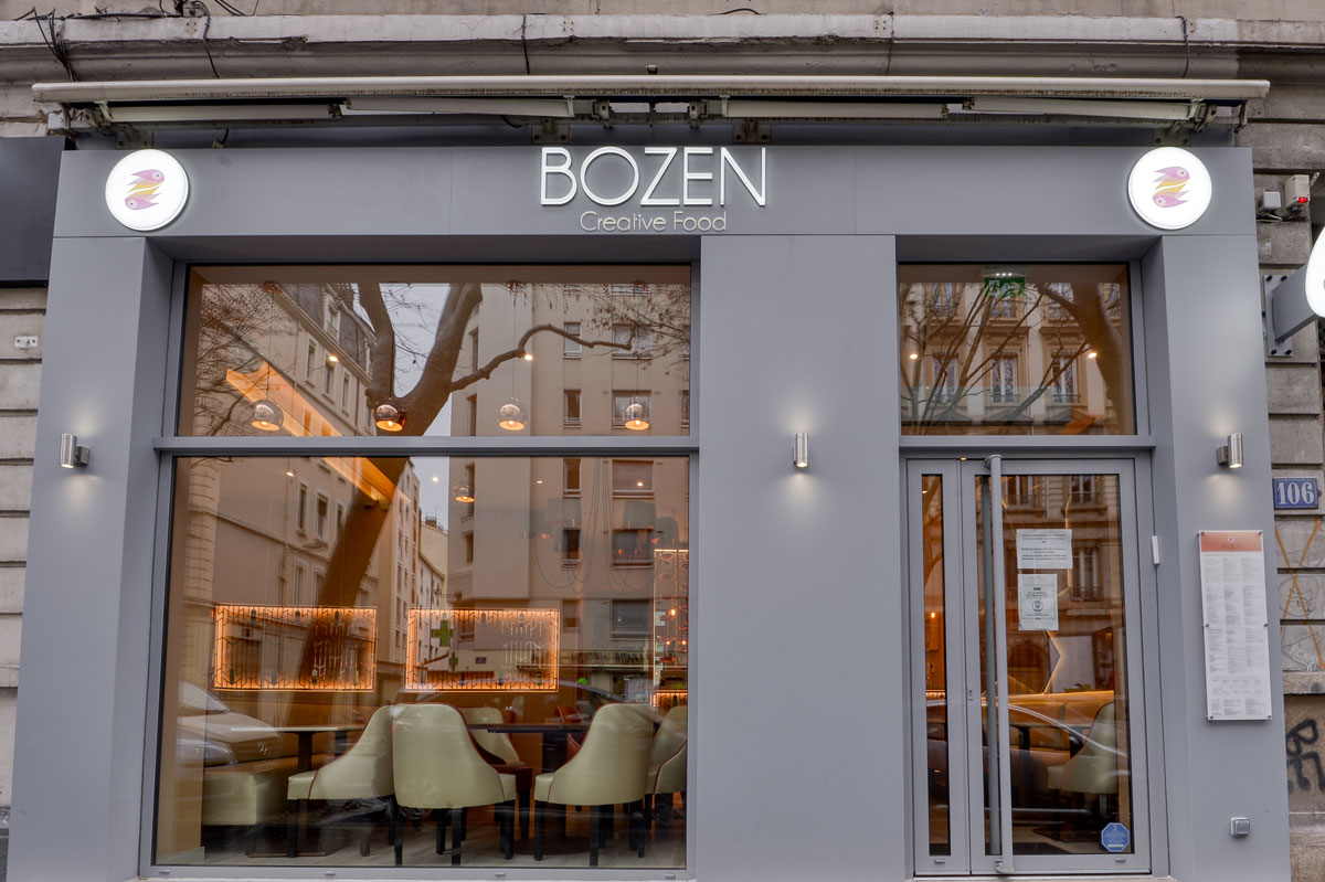 Habillage façade en verre pour le restaurant Bozen par la Miroiterie du Rhône