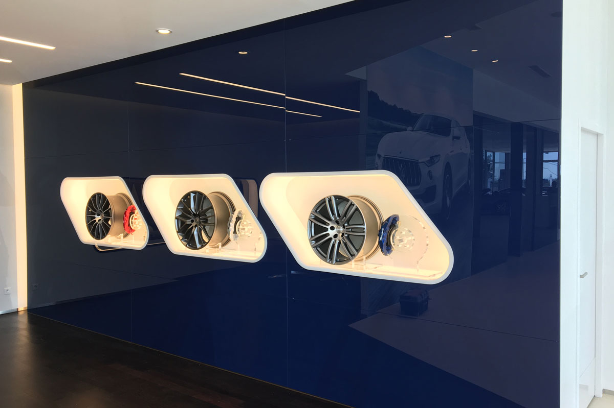 Habillage mural en verre laqué dans un showroom Maserati par la Miroiterie du Rhône