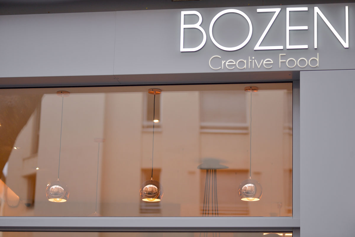 Habillage façade pour la vitrine extérieure du restaurant Bozen par la Miroiterie du Rhône