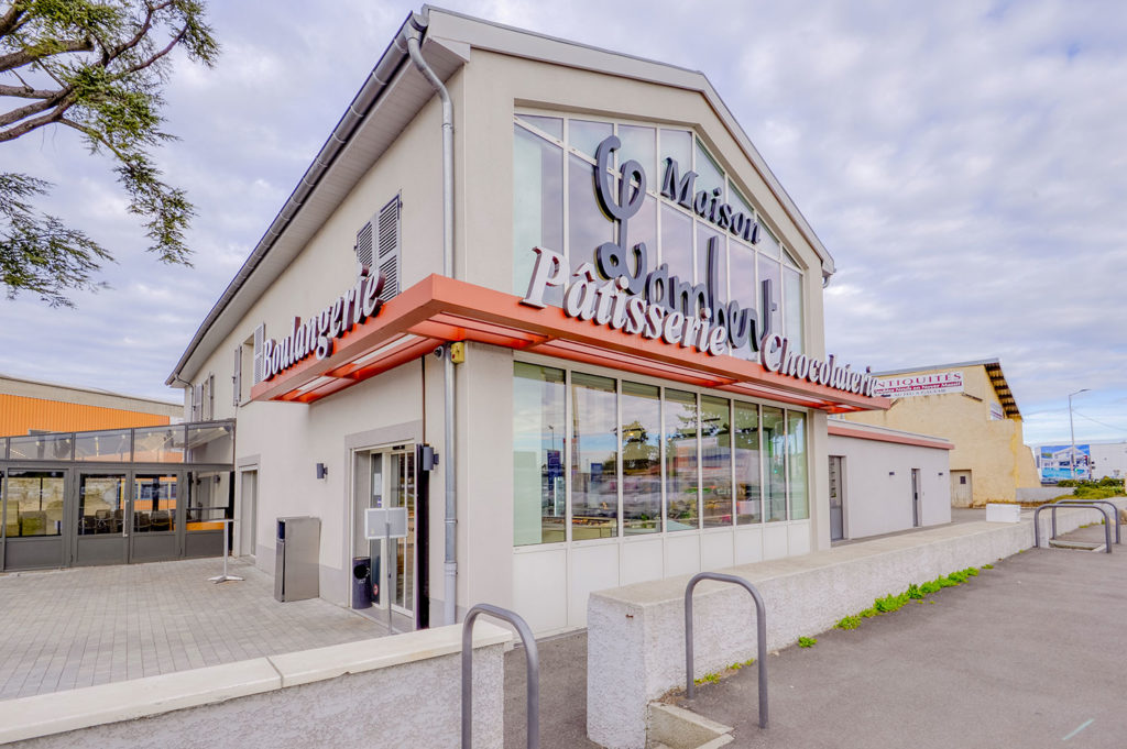 Vitrine avec châssis en menuiserie aluminium et fenêtres sur-mesure pour la boulangerie Maison Lambert