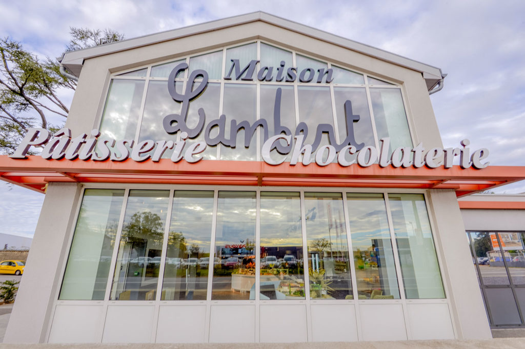 Façade vitrée avec châssis en menuiserie aluminium pour la boulangerie Maison Lambert