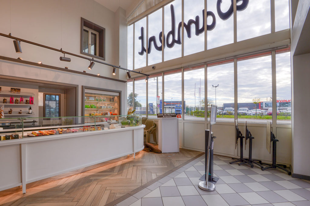Fenêtres et vitrine en menuiserie aluminium pour la Boulangerie Maison Lambert