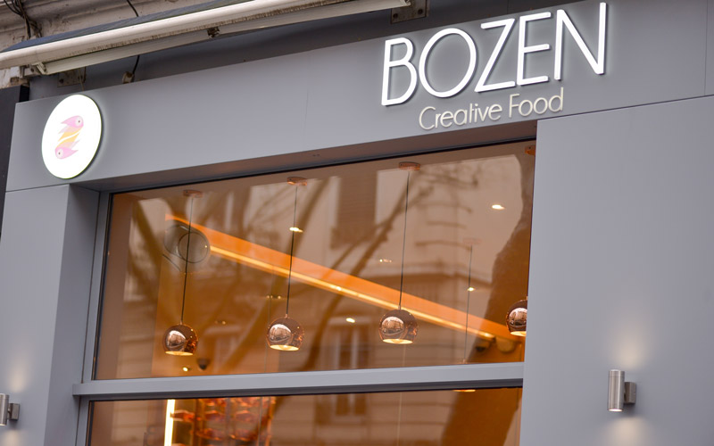 Vitrine en menuiserie aluminium pour le restaurant Bozen par la Miroiterie du Rhône