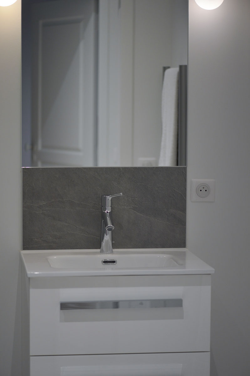 Décoration d'une salle de bain avec miroir par la Miroiterie du Rhône