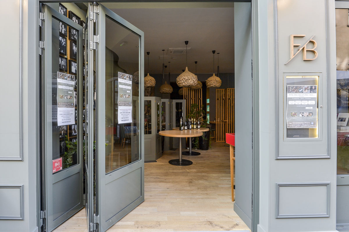 Porte de restaurant coulissante par la Miroiterie du Rhône