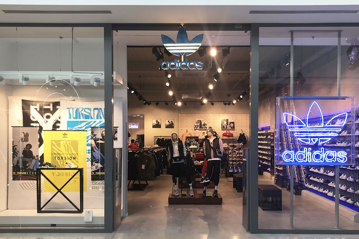 Vitrine de magasin en verre par la Miroiterie du Rhône