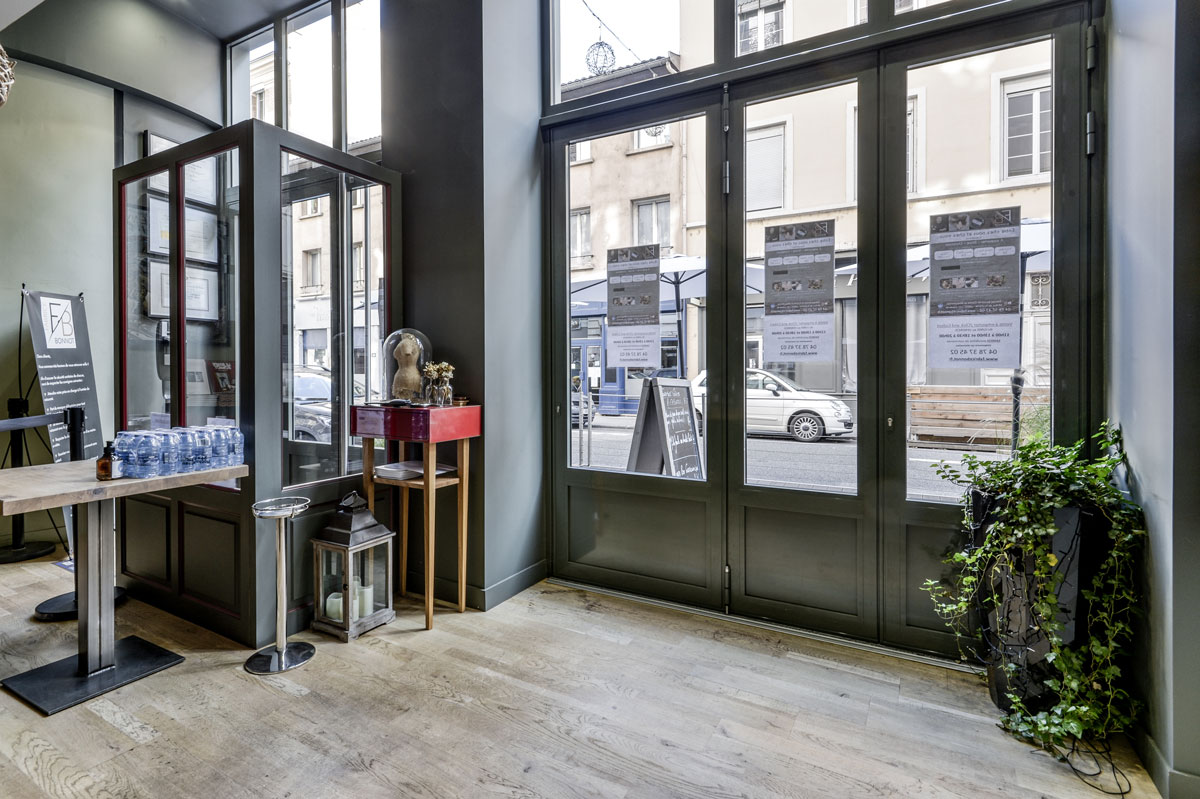 Vitrine véranda en menuiserie aluminium pour un restaurant par la Miroiterie du Rhône