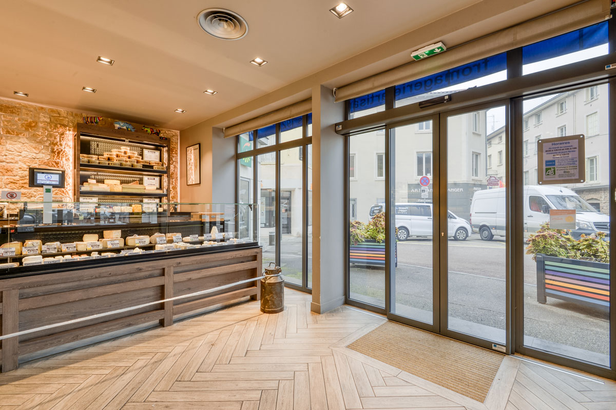 Vitrine de commerce en verre sur-mesure par la Miroiterie du Rhône