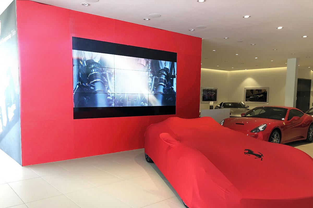 Habillage mural en verre laqué mat rouge dans un showroom Ferrari par la Miroiterie du Rhône