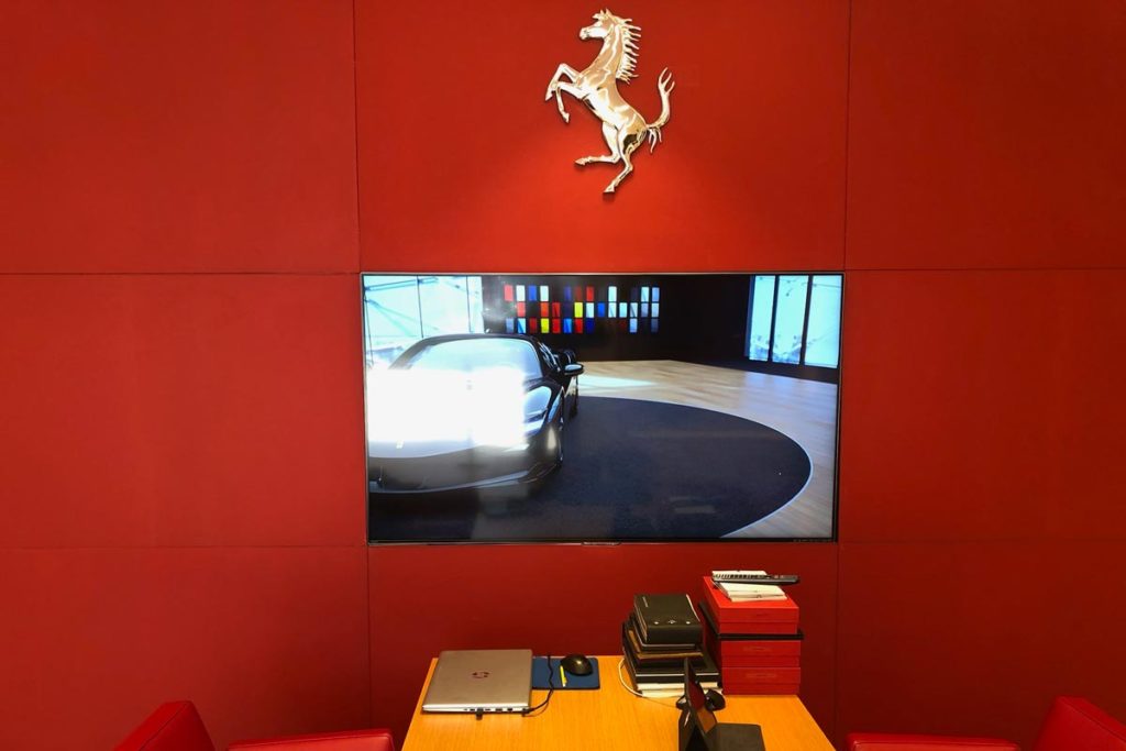 Habillage mural en verre laqué rouge pour le showroom de Ferrari