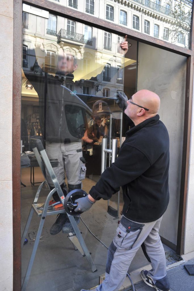 Remplacement d'une porte vitrée par les vitriers de la Miroiterie du Rhône