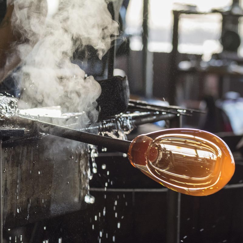 Fabrication d'un objet en verre par le verrier