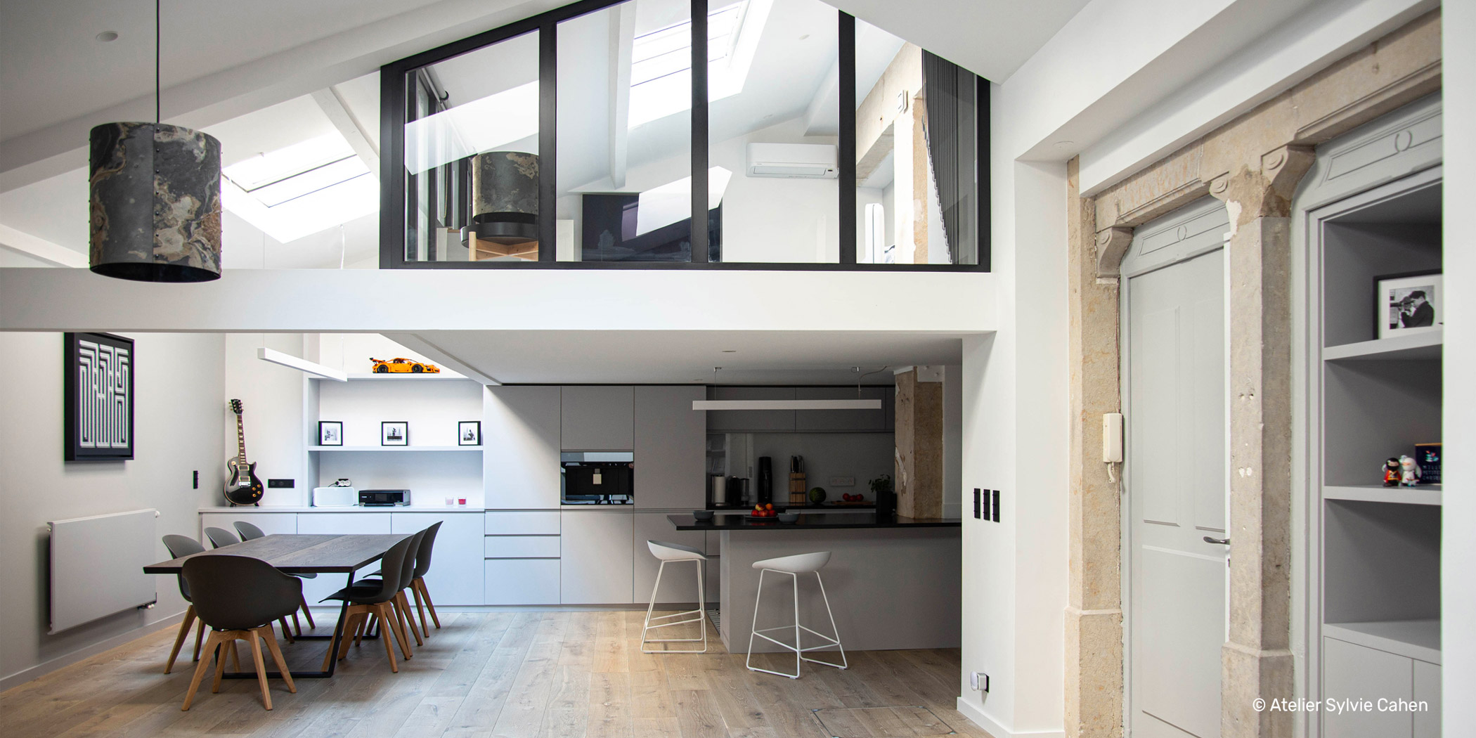 Rénovation d'un loft lyonnais avec verrières et miroirs sur mesure