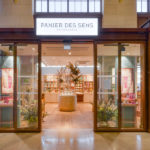 Enseigne vitrée sur chassis bois de la boutique Panier des Sens en Provence à Paris