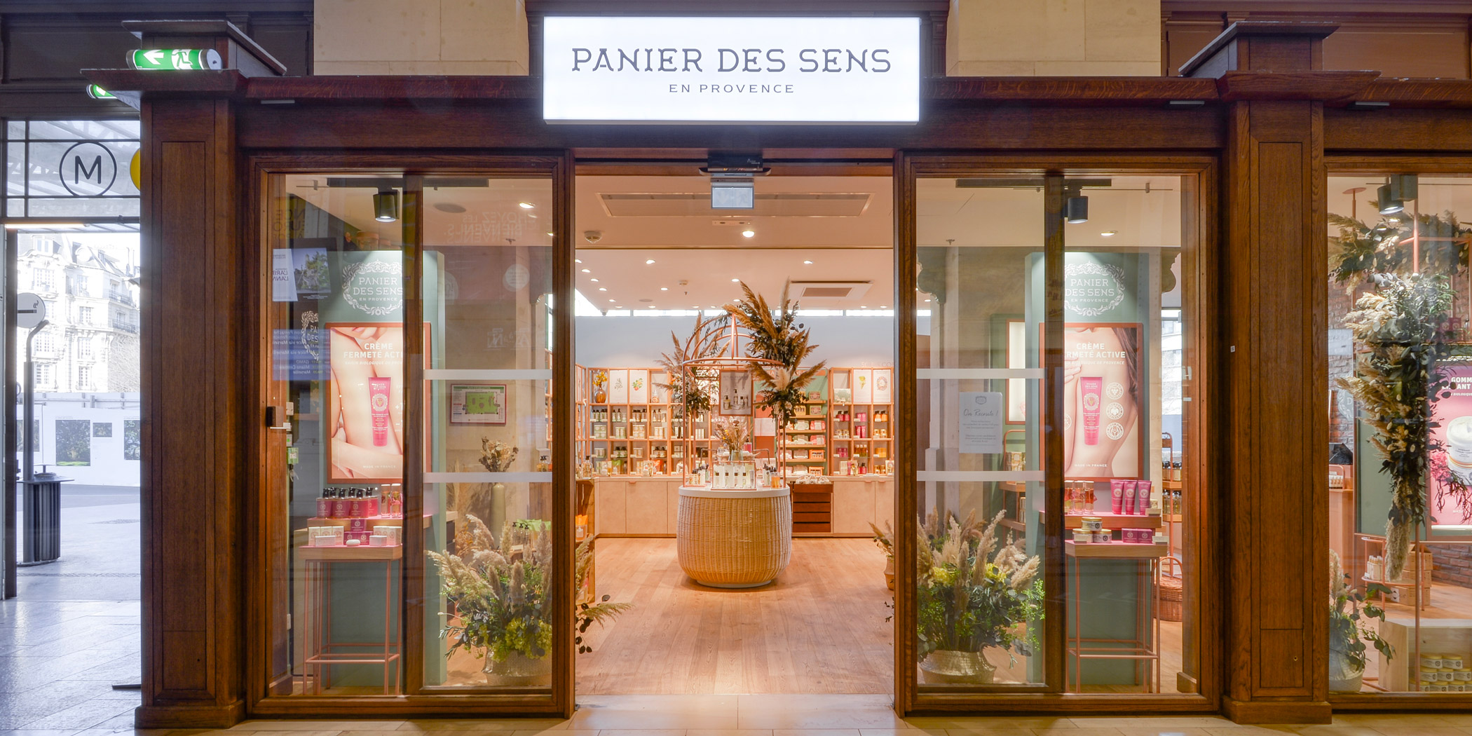 Vitrage sur mesure pour l'enseigne vitrée sur chassis bois de la boutique Panier des Sens en Provence à Paris