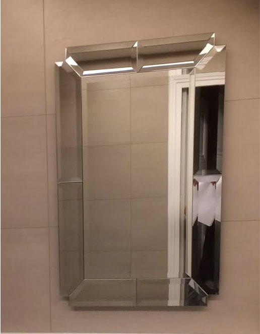 miroir sur mesure dans la salle de bain